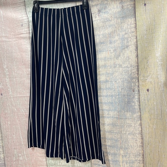 - In good used condition Woman’s Capella wide leg pants. Size is medium. - Picture 6 of 14
